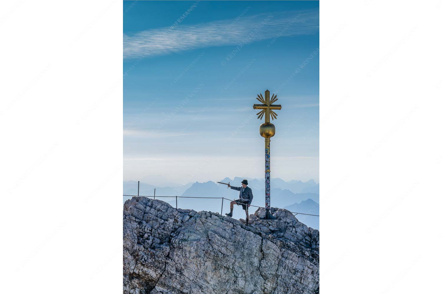 Bergführer im historischen Gewand auf dem Zugspitzgipfel mit Karwendel im Hintergrund