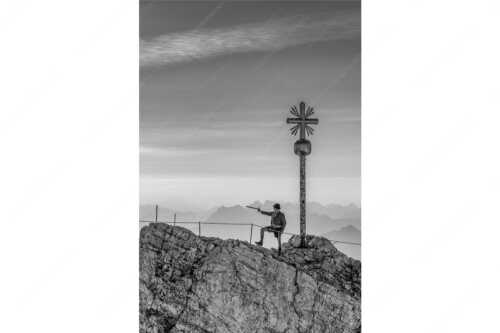 Bergführer im historischen Gewand auf dem Zugspitzgipfel mit Karwendel im Hintergrund - Bergführer - Seitenverhältnis 2:3 - Bergführer auf Zugspitzgipfel - weitere Infos unter https://www.kriner-weiermann.de