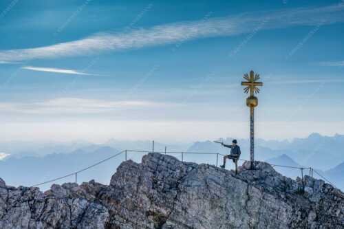 Bergführer im historischen Gewand auf dem Zugspitzgipfel mit Karwendel im Hintergrund - Bergführer - Seitenverhältnis 3:2 - Bergführer auf Zugspitzgipfel - weitere Infos unter https://www.kriner-weiermann.de