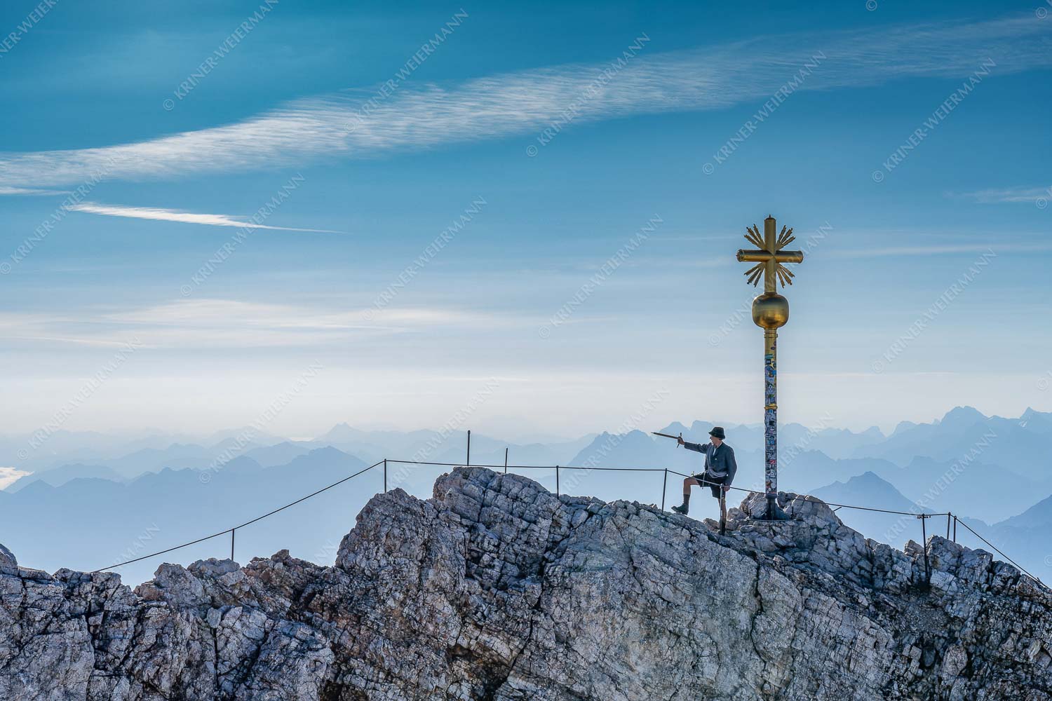 Bergführer – Seitenverhältnis 3:2 — Bergführer auf Zugspitzgipfel Bergführer im historischen Gewand auf dem Zugspitzgipfel mit Karwendel im Hintergrund