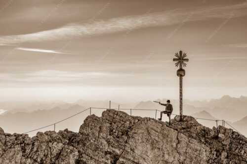 Bergführer im historischen Gewand auf dem Zugspitzgipfel mit Karwendel im Hintergrund - Bergführer - Seitenverhältnis 3:2 - Bergführer auf Zugspitzgipfel - weitere Infos unter https://www.kriner-weiermann.de