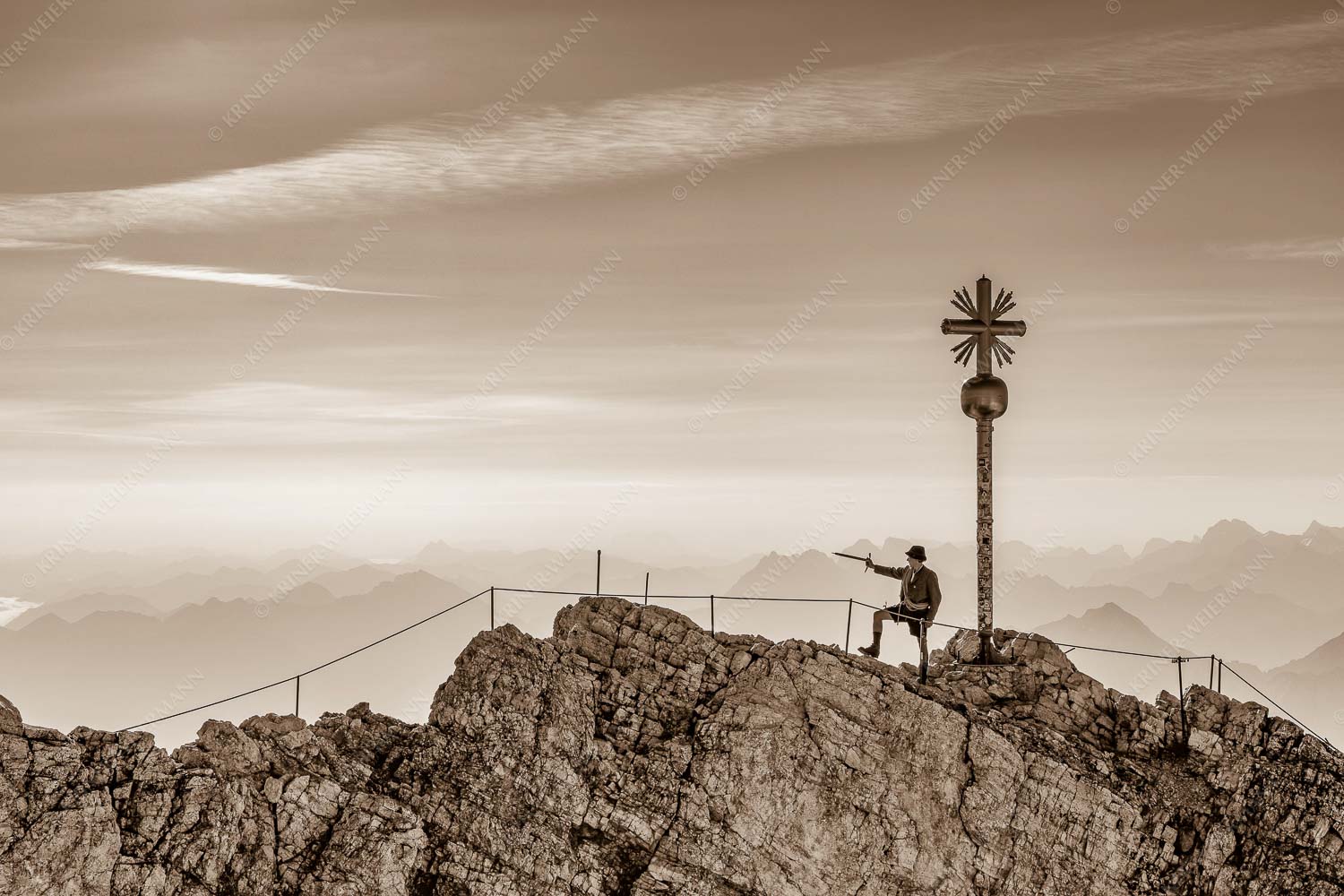 Bergführer im historischen Gewand auf dem Zugspitzgipfel mit Karwendel im Hintergrund