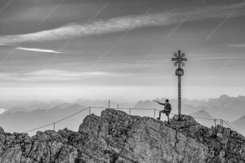 Bergführer im historischen Gewand auf dem Zugspitzgipfel mit Karwendel im Hintergrund - Bergführer - Seitenverhältnis 3:2 - Bergführer auf Zugspitzgipfel - weitere Infos unter https://www.kriner-weiermann.de