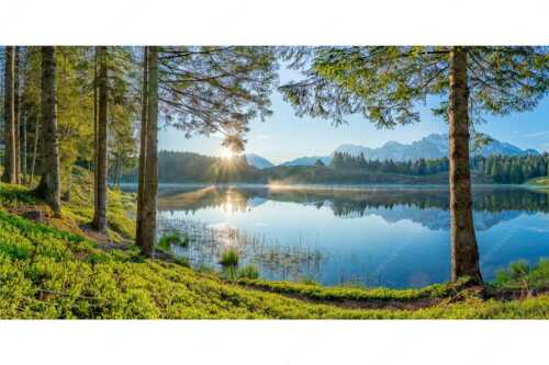Blick über den Wildensee zum Sonnenaufgang im Soierngebirge mit Karwendel - Blaubeerwald - Seitenverhältnis 2:1 - Sonnenaufgang am Wildensee - weitere Infos unter https://www.kriner-weiermann.de