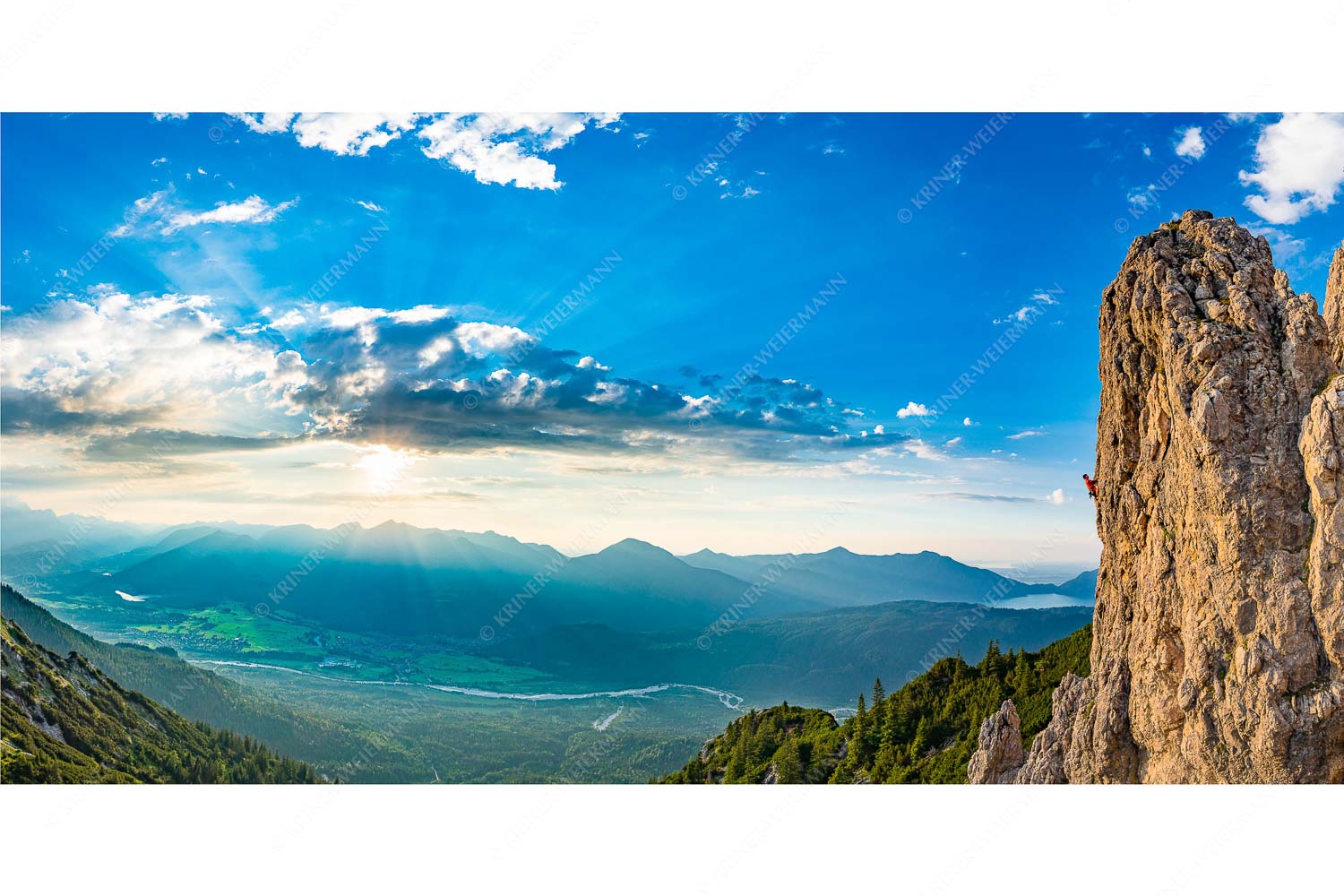 Kletterer im Soierngebirge mit Blick ins Obere Isartal und zum Walchensee