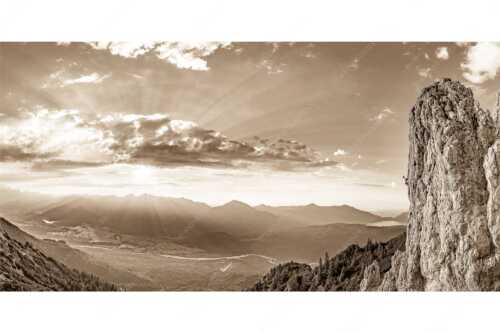Kletterer im Soierngebirge mit Blick ins Obere Isartal und zum Walchensee - Bliasch - Seitenverhältnis 2:1 - Klettern im Soierngebirge - weitere Infos unter https://www.kriner-weiermann.de