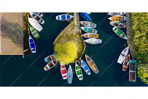 Boote am Hafen in Seehausen am Staffelsee - Bootcamp - Seitenverhältnis 2:1 - Seehausen am Staffelsee - weitere Infos unter https://www.kriner-weiermann.de