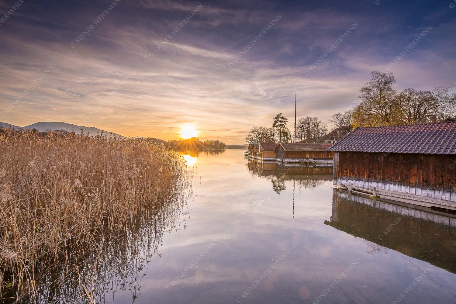 Bootshäuser – Seitenverhältnis 3:2 — Seehausen am Staffelsee Traumhaft gelegene Bootshäuser am Staffelsee im Sonnenuntergang
