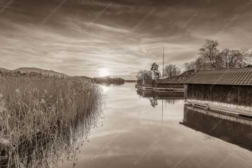 Traumhaft gelegene Bootshäuser am Staffelsee im Sonnenuntergang - Bootshäuser - Seitenverhältnis 3:2 - Seehausen am Staffelsee - weitere Infos unter https://www.kriner-weiermann.de