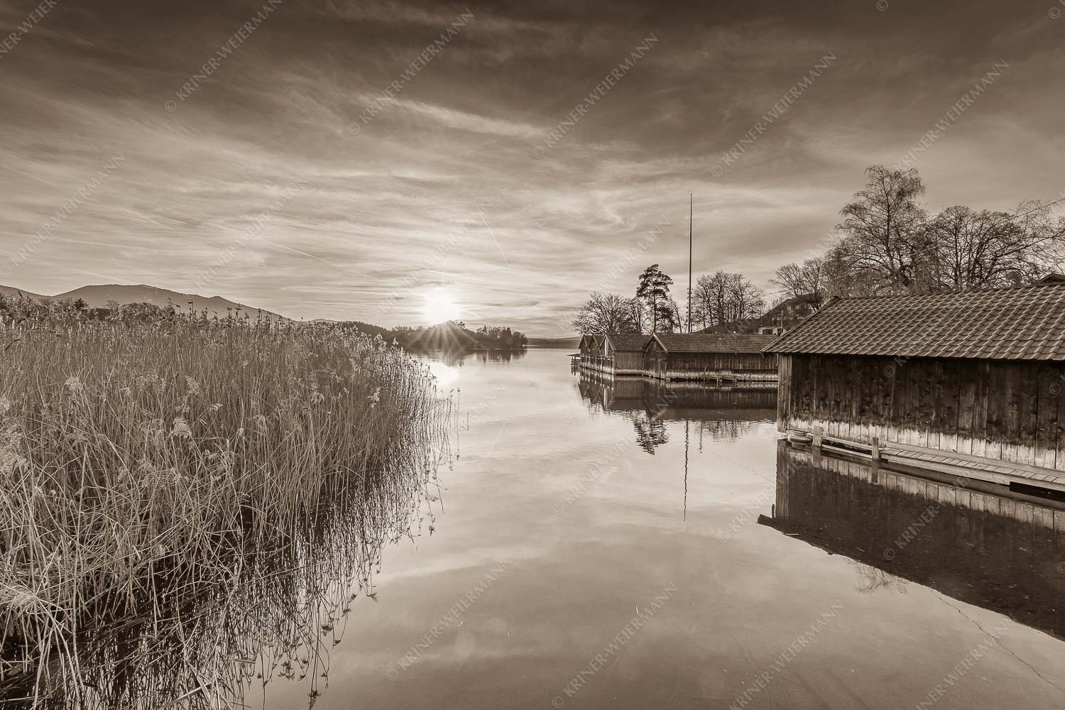Bootshäuser – Seitenverhältnis 3:2 — Seehausen am Staffelsee Traumhaft gelegene Bootshäuser am Staffelsee im Sonnenuntergang