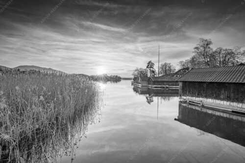 Traumhaft gelegene Bootshäuser am Staffelsee im Sonnenuntergang - Bootshäuser - Seitenverhältnis 3:2 - Seehausen am Staffelsee - weitere Infos unter https://www.kriner-weiermann.de