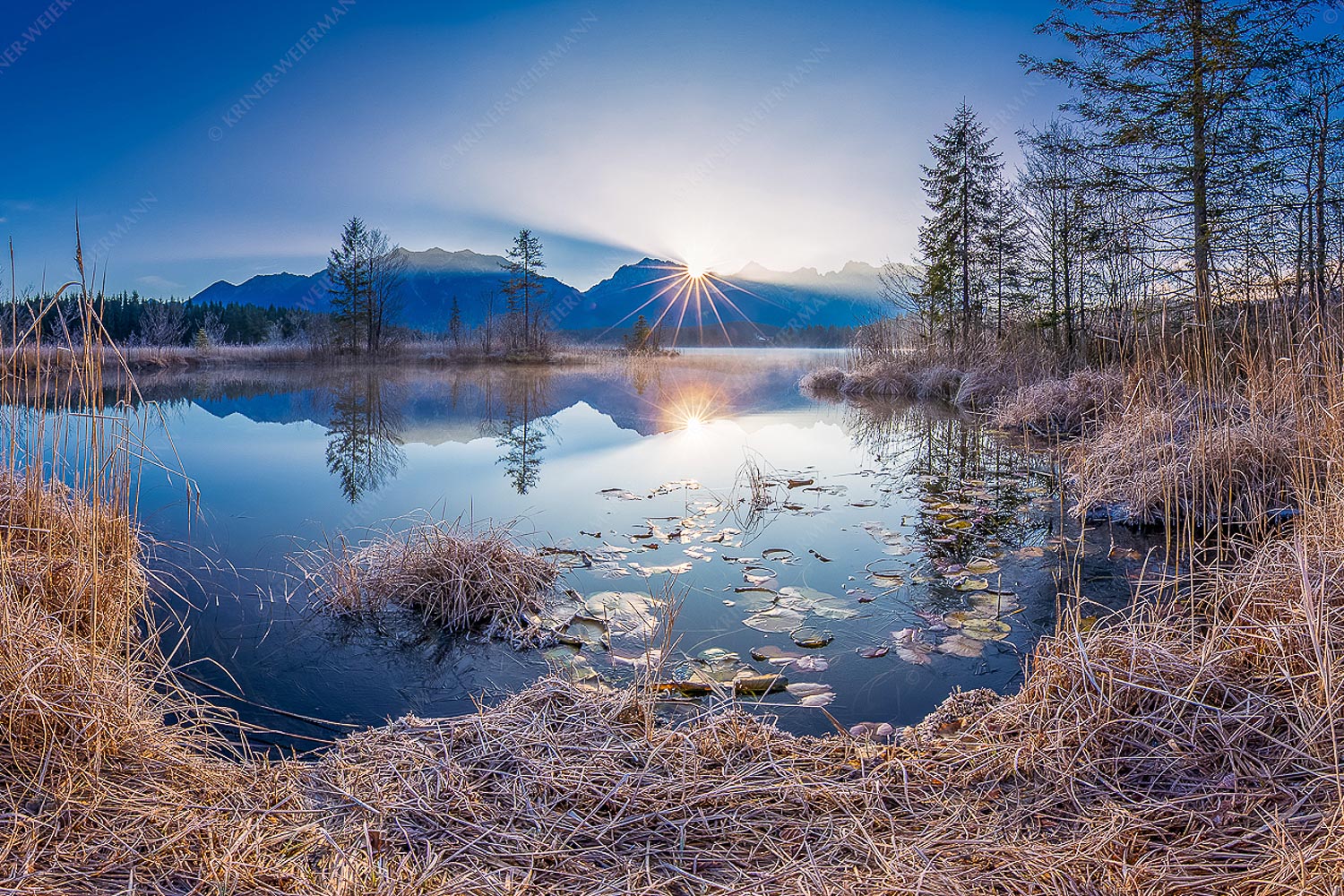 Herbstlicher Sonnenaufgang am Barmsee - Brillant - Barmsee mit Karwendel - weitere Infos bei <a href="https://www.kriner-weiermann.de">Kriner-Weiermann.de</a>