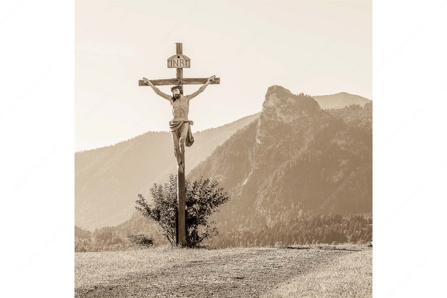 Christus im Ammergau – Seitenverhältnis 1:1 — Wegkreuz mit Kofel Wegkreuz mit Kofel im Hintergrund