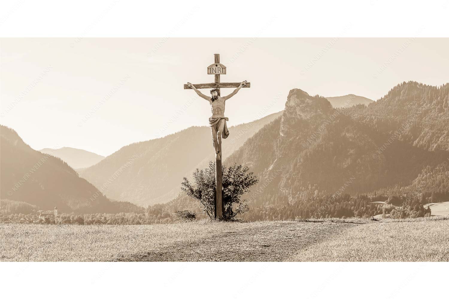 Christus im Ammergau – Seitenverhältnis 2:1 — Wegkreuz mit Kofel Wegkreuz mit Kofel im Hintergrund