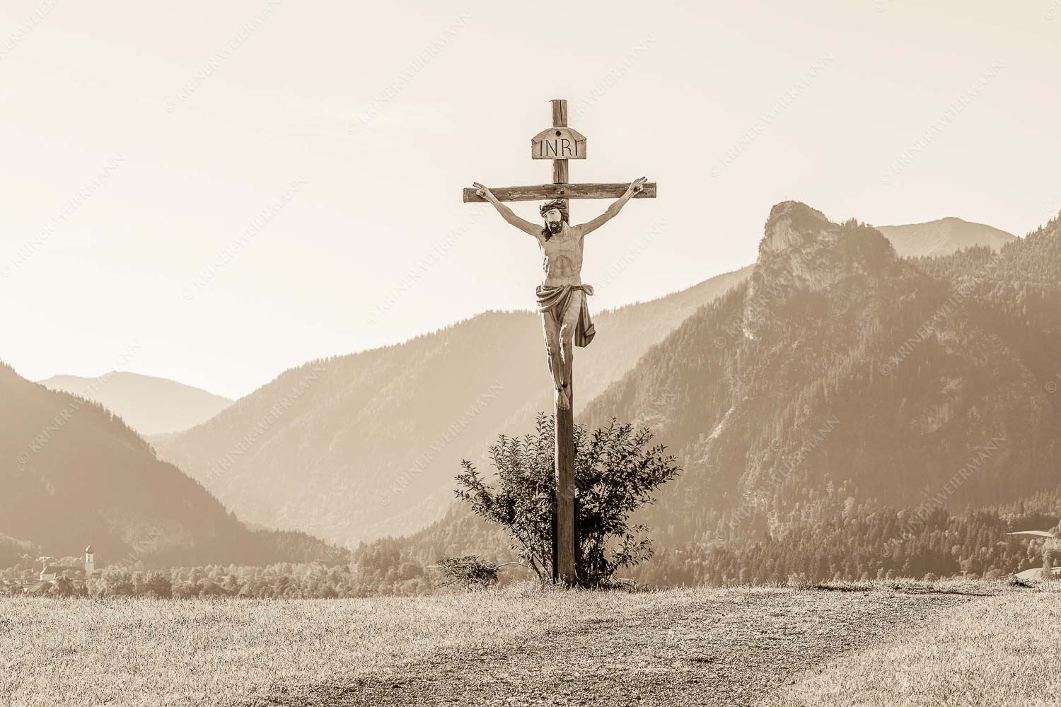 Wegkreuz mit Kofel im Hintergrund - Christus im Ammergau - Seitenverhältnis 3:2 - Wegkreuz mit Kofel - weitere Infos unter https://www.kriner-weiermann.de