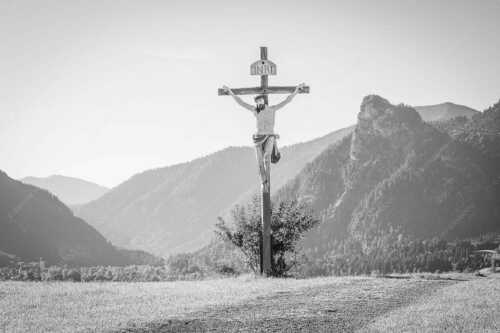 Wegkreuz mit Kofel im Hintergrund - Christus im Ammergau - Seitenverhältnis 3:2 - Wegkreuz mit Kofel - weitere Infos unter https://www.kriner-weiermann.de