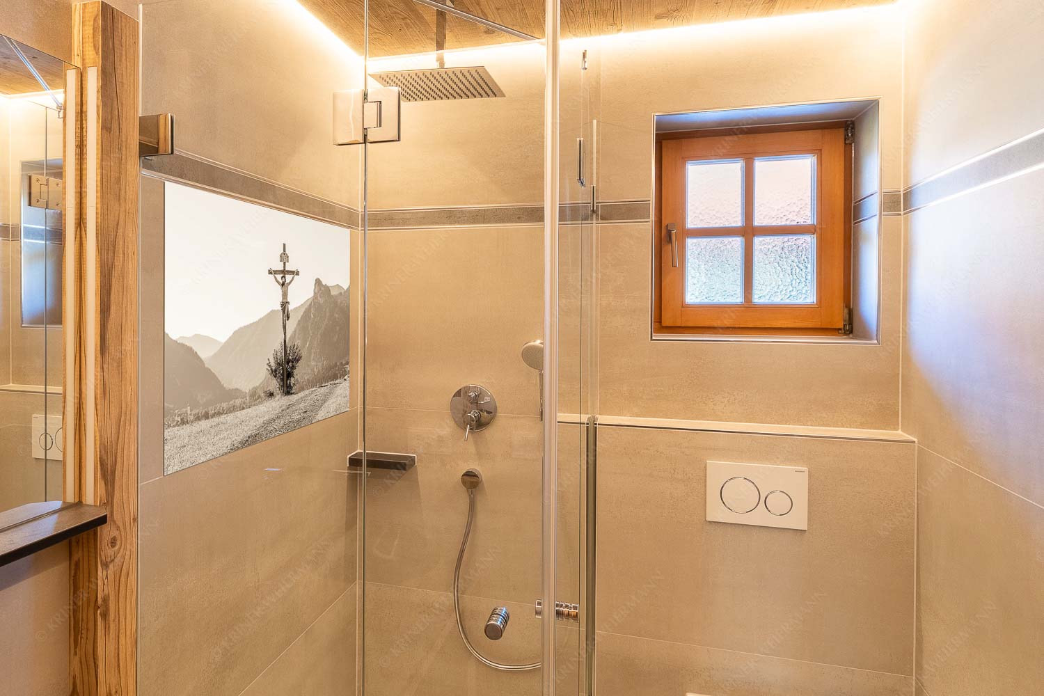 Christus im Ammergau – Größe ca. 120x80cm, Seitenverhältnis 3:2 — Wegkreuz mit Kofel Wegkreuz mit Kofel im Hintergrund - Christus im Ammergau - Größe ca. 120x80cm, Seitenverhältnis 3:2 - Wegkreuz mit Kofel - weitere Infos unter https://www.kriner-weiermann.de