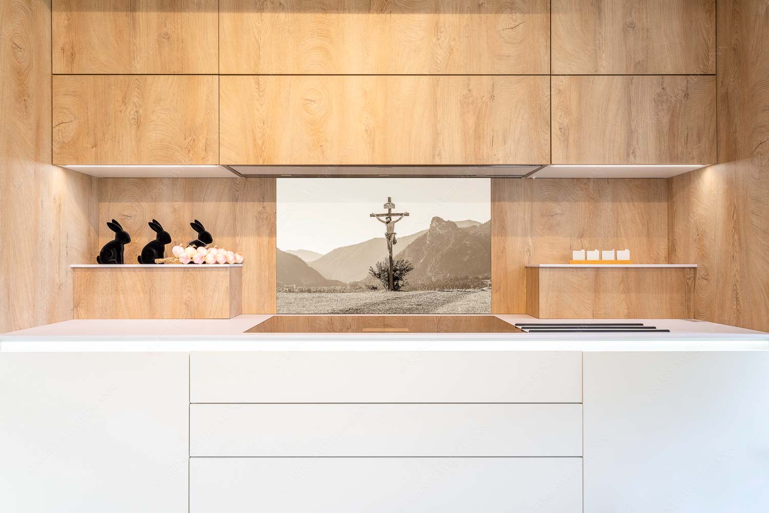 Christus im Ammergau – Größe ca. 90x60cm, Seitenverhältnis 3: — Wegkreuz mit Kofel Wegkreuz mit Kofel im Hintergrund - Christus im Ammergau - Größe ca. 90x60cm, Seitenverhältnis 3: - Wegkreuz mit Kofel - weitere Infos unter https://www.kriner-weiermann.de