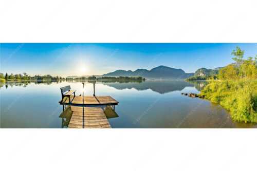 Blick in den Sonnenaufgang am Kochelsee mit Jochberg - Da sitzt di nieder - Seitenverhältnis 3:1 - Bank am Kochelsee - weitere Infos unter https://www.kriner-weiermann.de
