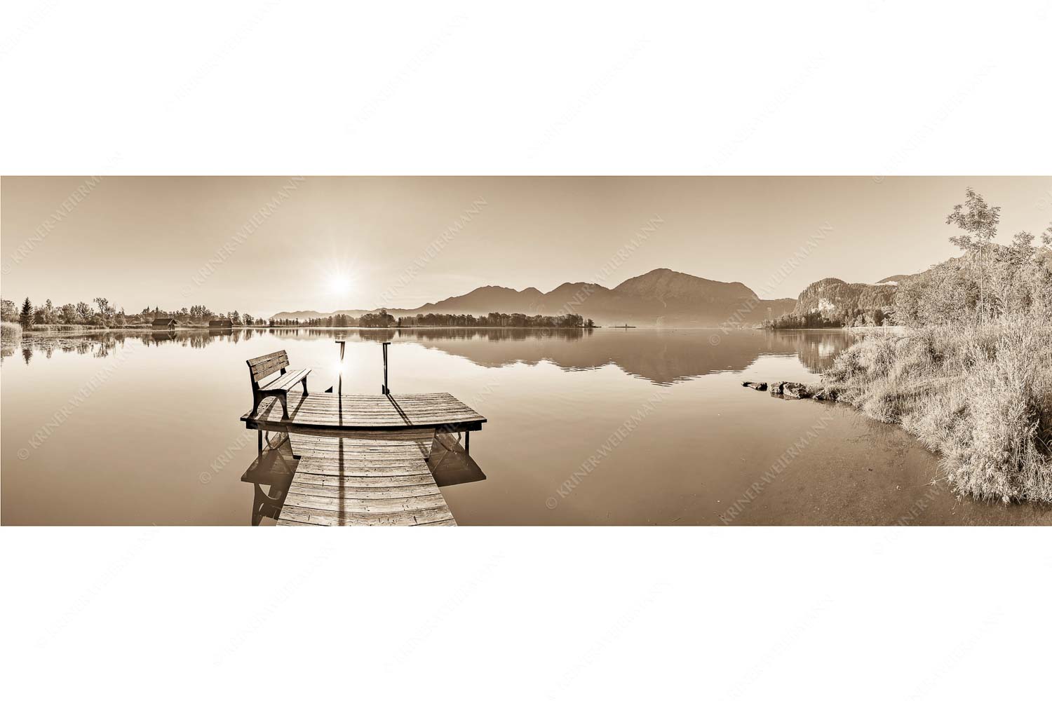 Blick in den Sonnenaufgang am Kochelsee mit Jochberg