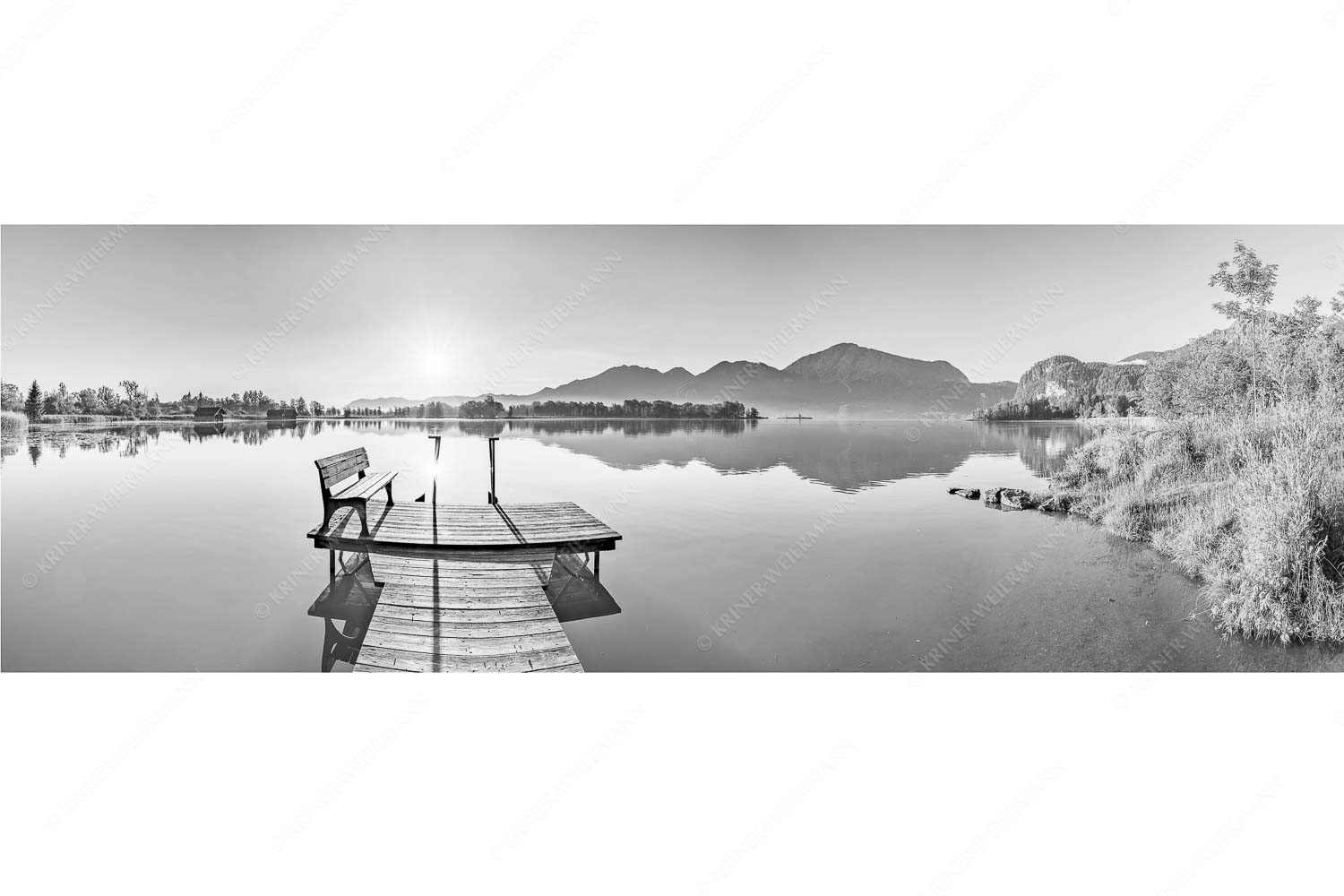 Da sitzt di nieder – Seitenverhältnis 3:1 — Bank am Kochelsee Blick in den Sonnenaufgang am Kochelsee mit Jochberg