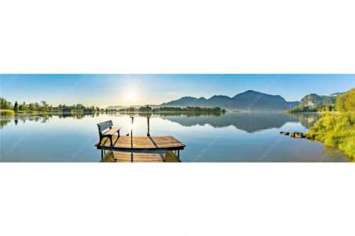 Blick in den Sonnenaufgang am Kochelsee mit Jochberg - Da sitzt di nieder - Seitenverhältnis 4:1 - Bank am Kochelsee - weitere Infos unter https://www.kriner-weiermann.de