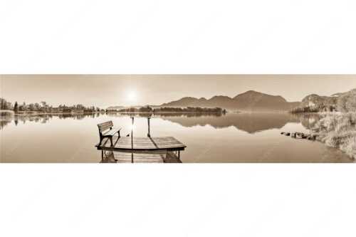 Blick in den Sonnenaufgang am Kochelsee mit Jochberg - Da sitzt di nieder - Seitenverhältnis 4:1 - Bank am Kochelsee - weitere Infos unter https://www.kriner-weiermann.de