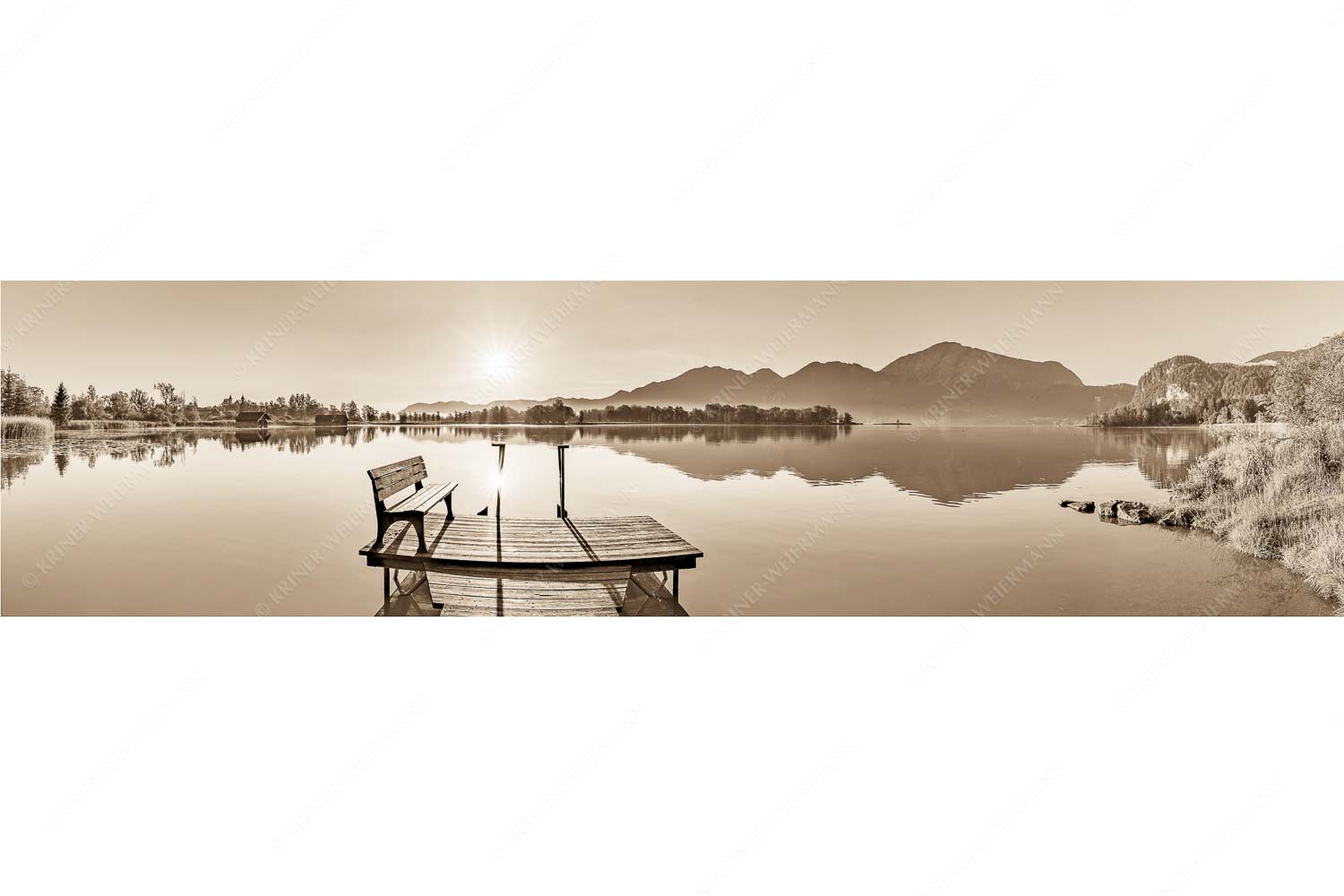 Da sitzt di nieder – Seitenverhältnis 4:1 — Bank am Kochelsee Blick in den Sonnenaufgang am Kochelsee mit Jochberg