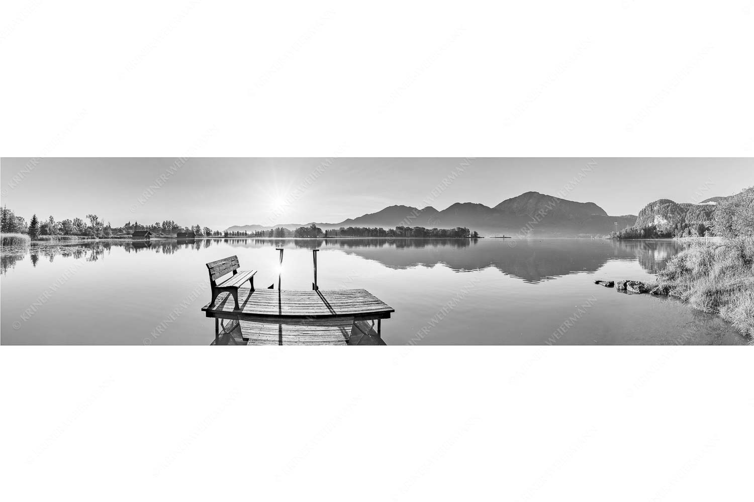 Blick in den Sonnenaufgang am Kochelsee mit Jochberg