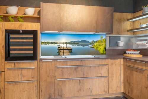 Blick in den Sonnenaufgang am Kochelsee mit Jochberg - Da sitzt di nieder - Größe ca. 180x60cm, Seitenverhältnis 3:1 - Bank am Kochelsee - weitere Infos unter https://www.kriner-weiermann.de