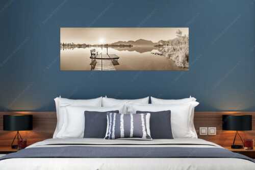 Blick in den Sonnenaufgang am Kochelsee mit Jochberg - Da sitzt di nieder - Größe ca. 180x60cm, Seitenverhältnis 3:1 - Bank am Kochelsee - weitere Infos unter https://www.kriner-weiermann.de
