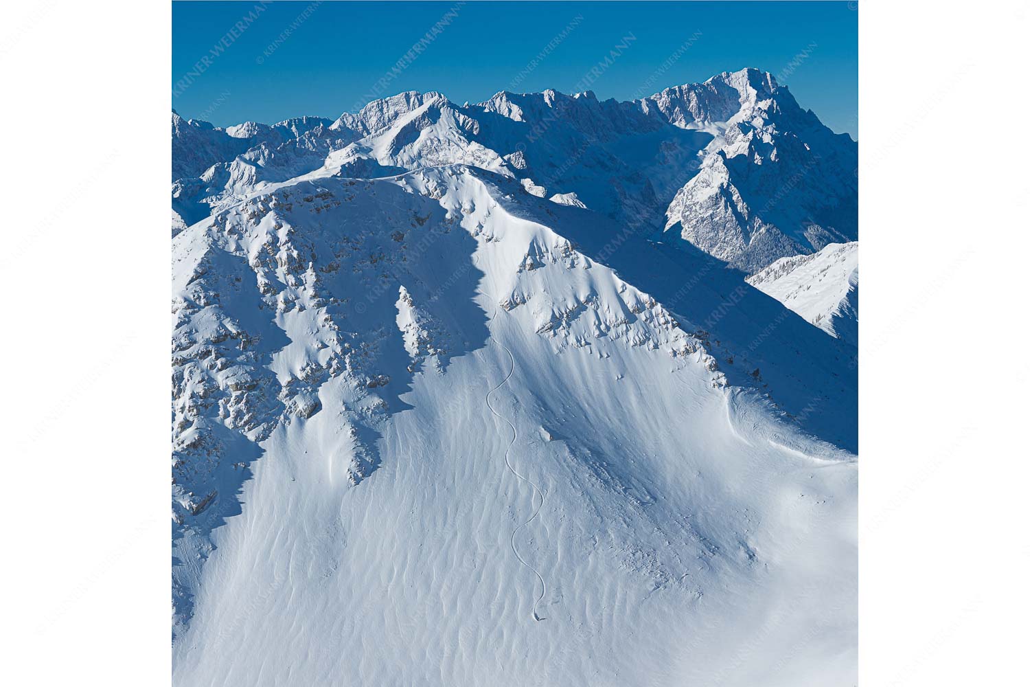 Dahoam is Dahoam – Seitenverhältnis 1:1 — Freerider mit Zugspitze Lange Snowboard-Abfahrt vom Bischof im Estergebirge mit Zugspitzmassiv