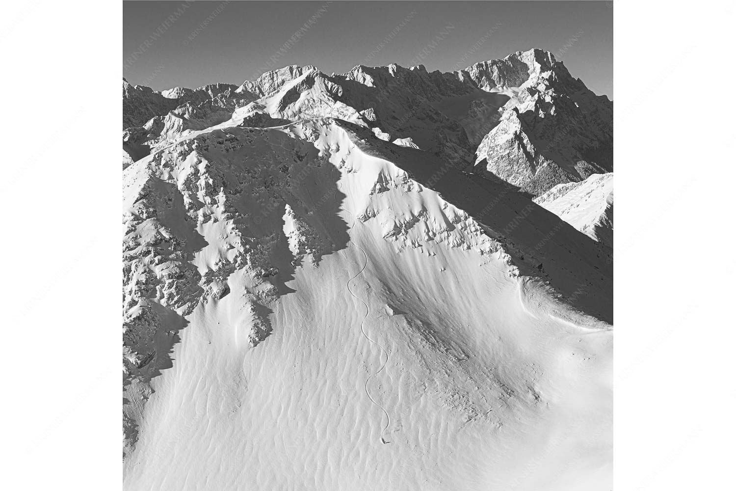 Dahoam is Dahoam – Seitenverhältnis 1:1 — Freerider mit Zugspitze Lange Snowboard-Abfahrt vom Bischof im Estergebirge mit Zugspitzmassiv