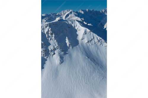 Lange Snowboard-Abfahrt vom Bischof im Estergebirge mit Zugspitzmassiv - Dahoam is Dahoam - Seitenverhältnis 2:3 - Freerider mit Zugspitze - weitere Infos unter https://www.kriner-weiermann.de