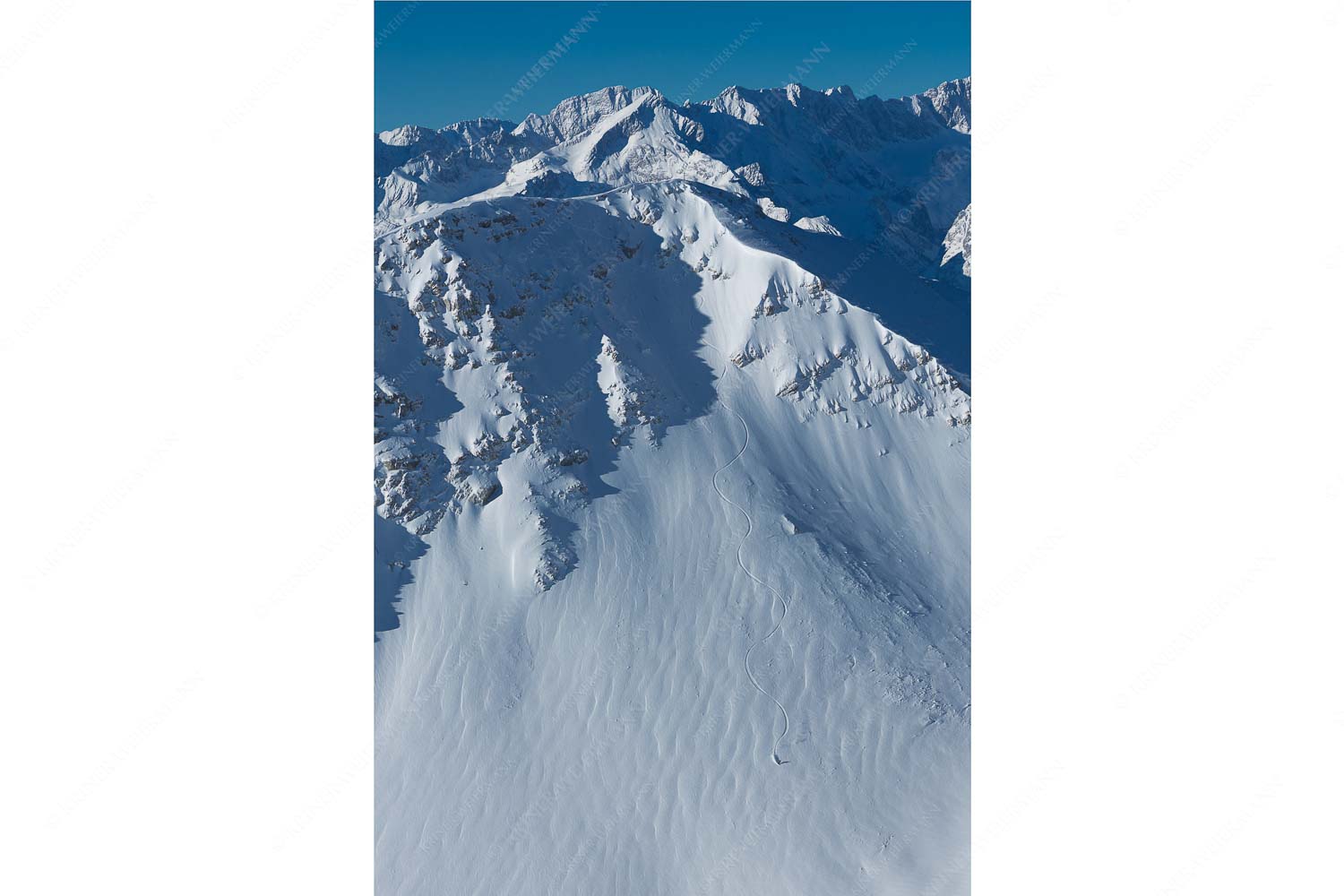Dahoam is Dahoam – Seitenverhältnis 2:3 — Freerider mit Zugspitze Lange Snowboard-Abfahrt vom Bischof im Estergebirge mit Zugspitzmassiv