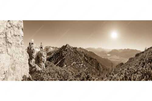 Blick aus dem Soierngebirge übers Isartal zur Zugspitze - Dankbar - Seitenverhältnis 2,5:1 - Bergsteiger im Soierngebirge - weitere Infos unter https://www.kriner-weiermann.de