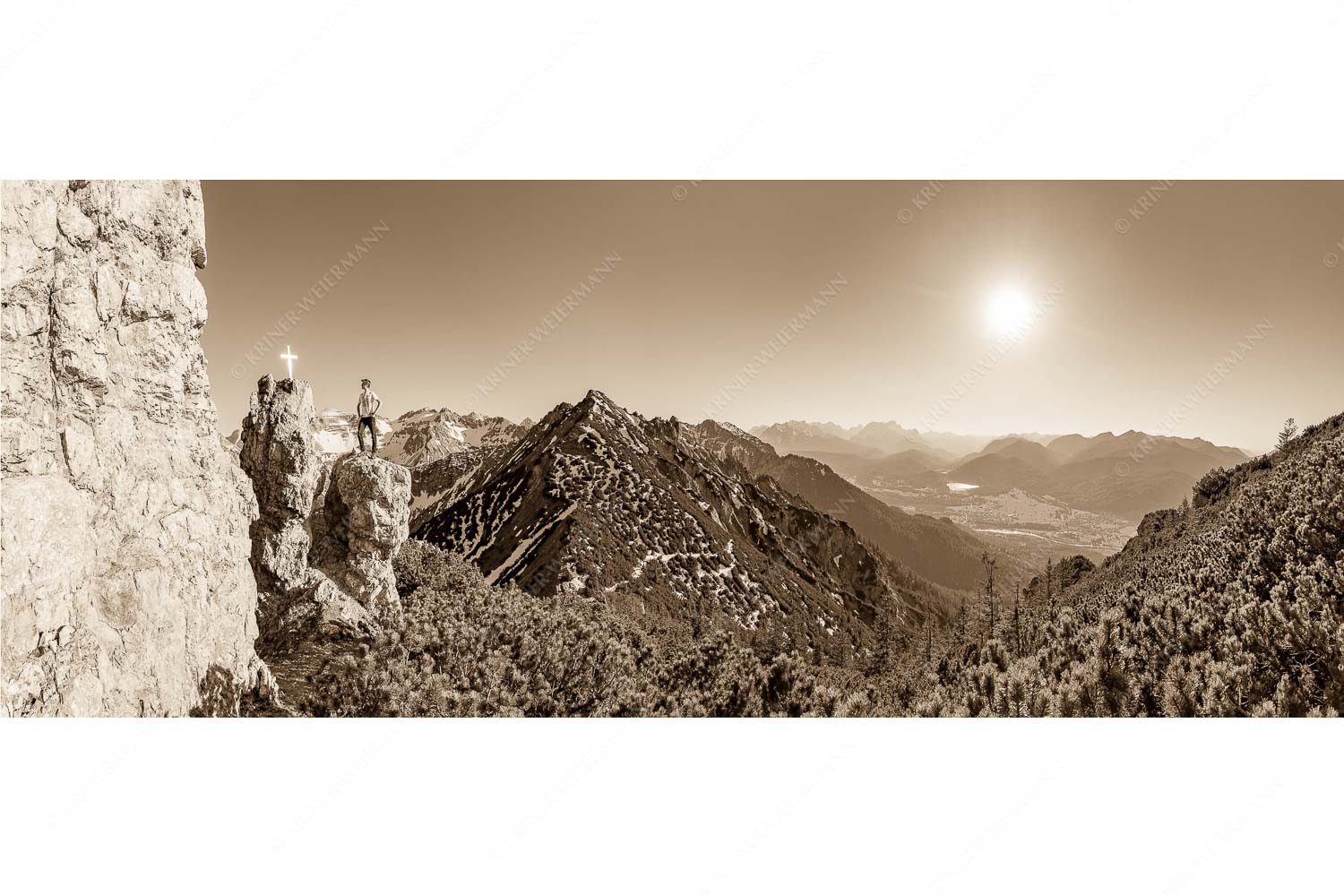 Blick aus dem Soierngebirge übers Isartal zur Zugspitze