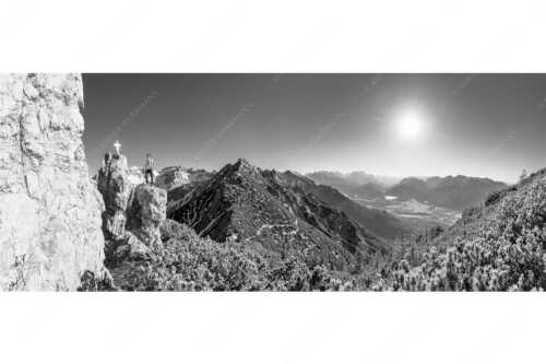 Blick aus dem Soierngebirge übers Isartal zur Zugspitze - Dankbar - Seitenverhältnis 2,5:1 - Bergsteiger im Soierngebirge - weitere Infos unter https://www.kriner-weiermann.de