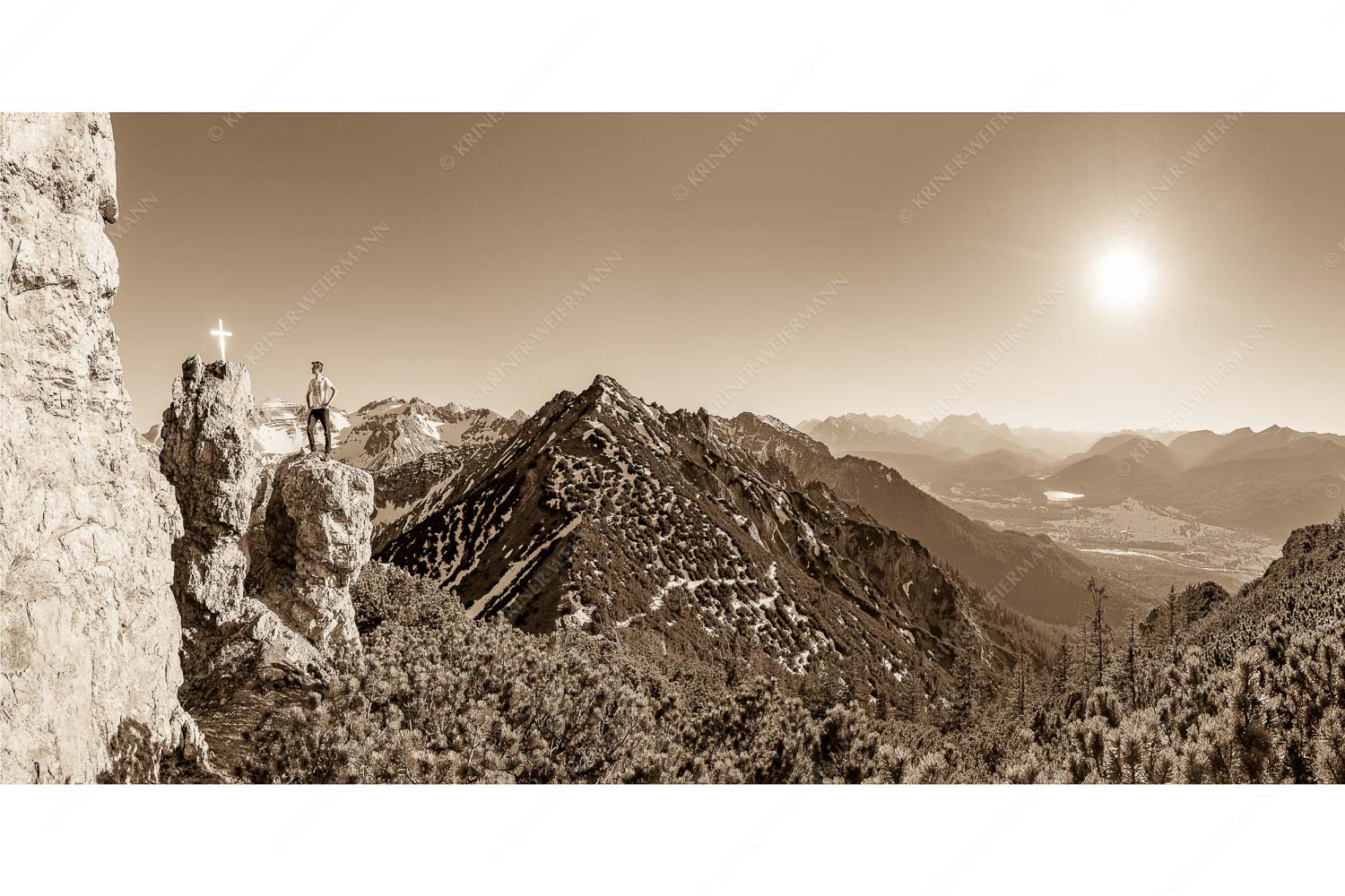 Dankbar – Seitenverhältnis 2:1 — Bergsteiger im Soierngebirge Blick aus dem Soierngebirge übers Isartal zur Zugspitze