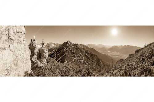 Blick aus dem Soierngebirge übers Isartal zur Zugspitze - Dankbar - Seitenverhältnis 3:1 - Bergsteiger im Soierngebirge - weitere Infos unter https://www.kriner-weiermann.de