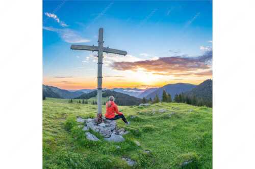 Blick von der Moosenalm in den Sonnenaufgang - Dankbarkeit II - Seitenverhältnis 1:1 - Feldkreuz an der Moosenalm - weitere Infos unter https://www.kriner-weiermann.de