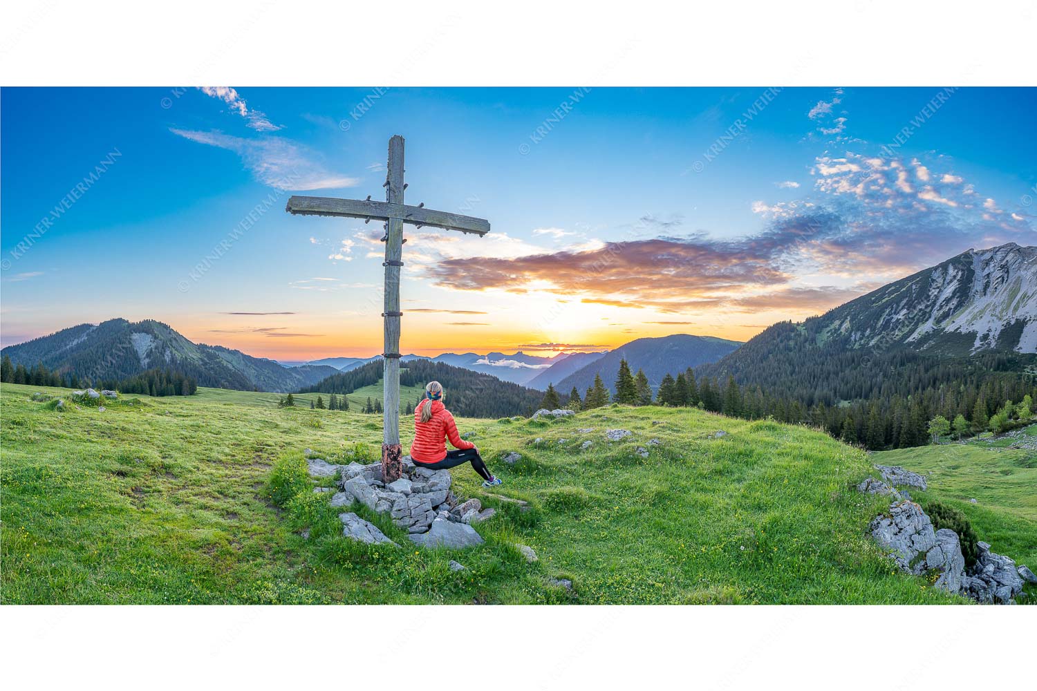 Dankbarkeit II – Seitenverhältnis 2:1 — Feldkreuz an der Moosenalm Blick von der Moosenalm in den Sonnenaufgang