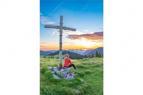 Blick von der Moosenalm in den Sonnenaufgang - Dankbarkeit II - Seitenverhältnis 2:3 - Feldkreuz an der Moosenalm - weitere Infos unter https://www.kriner-weiermann.de