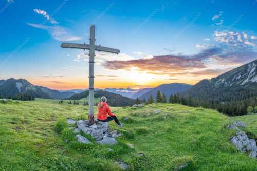 Blick von der Moosenalm in den Sonnenaufgang - Dankbarkeit II - Seitenverhältnis 3:2 - Feldkreuz an der Moosenalm - weitere Infos unter https://www.kriner-weiermann.de