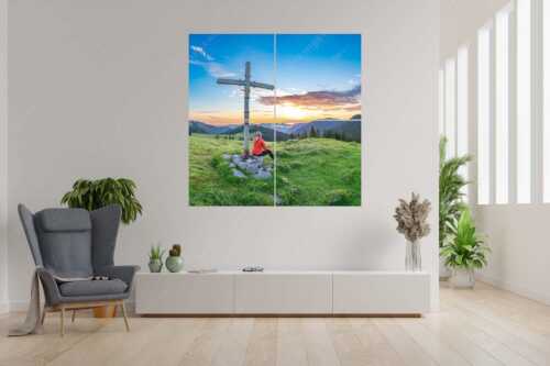 Blick von der Moosenalm in den Sonnenaufgang - Dankbarkeit II - 4er Split, Größe ca. 180x180cm, Seitenverhältnis 1:1 - Feldkreuz an der Moosenalm - weitere Infos unter https://www.kriner-weiermann.de