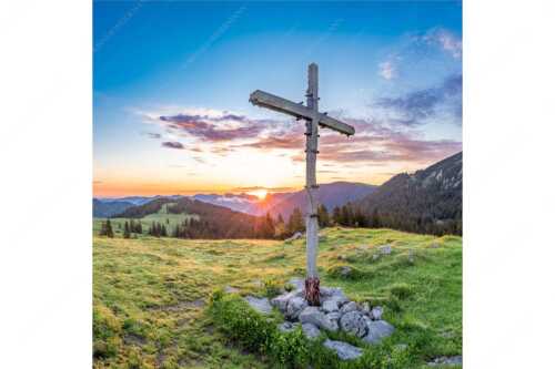 Blick von der Moosenalm in den Sonnenaufgang im Karwendelgebirge - Dankbarkeit III - Seitenverhältnis 1:1 - Feldkreuz an der Moosenalm im Karwendel - weitere Infos unter https://www.kriner-weiermann.de