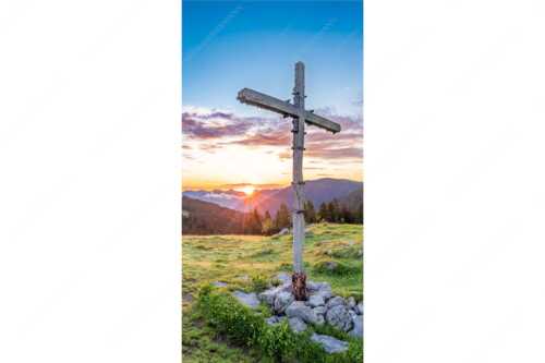Blick von der Moosenalm in den Sonnenaufgang im Karwendelgebirge - Dankbarkeit III - Seitenverhältnis 1:2 - Feldkreuz an der Moosenalm im Karwendel - weitere Infos unter https://www.kriner-weiermann.de