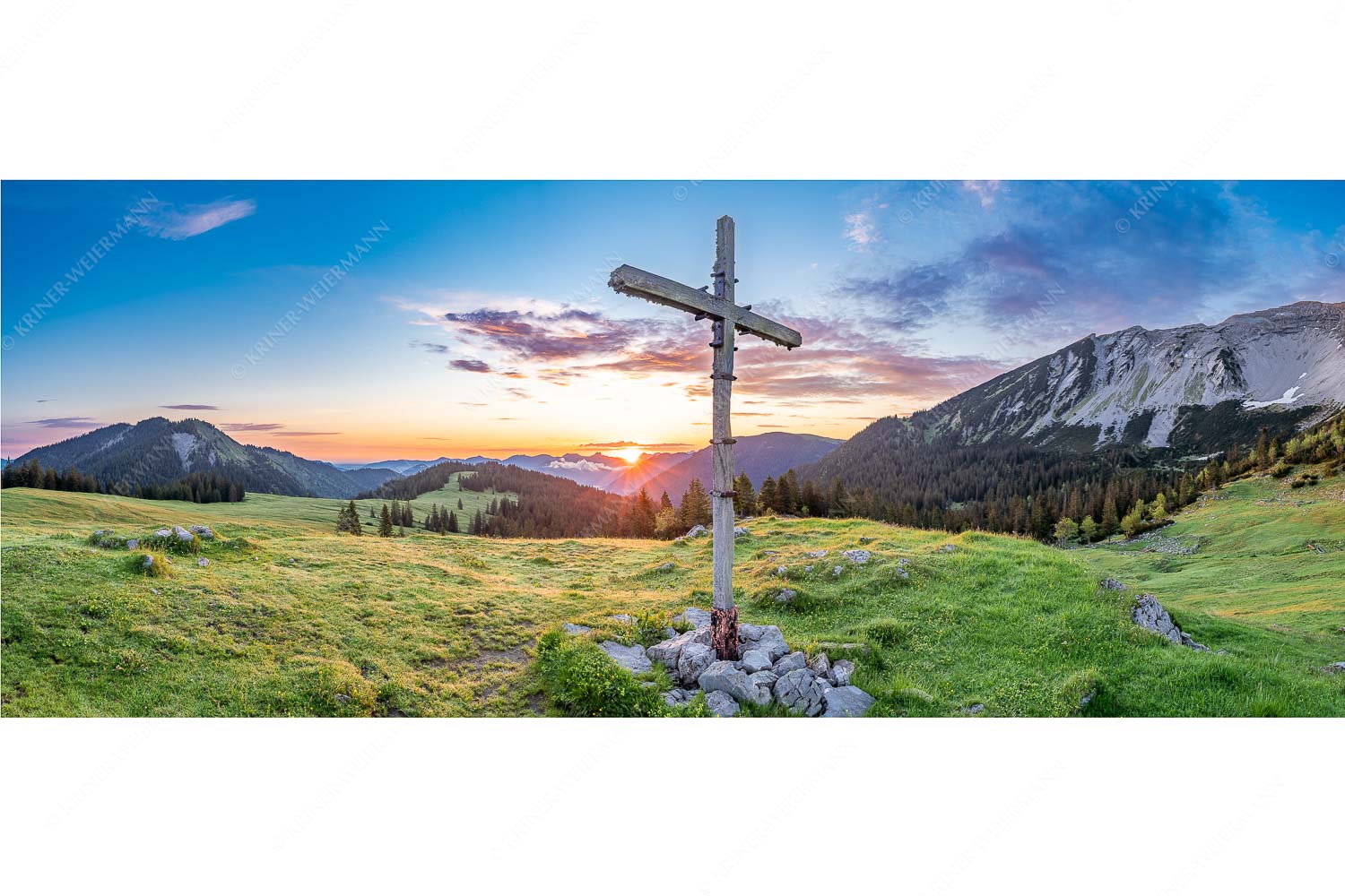 Dankbarkeit III – Seitenverhältnis 2,5:1 — Feldkreuz an der Moosenalm im Karwendel Blick von der Moosenalm in den Sonnenaufgang im Karwendelgebirge