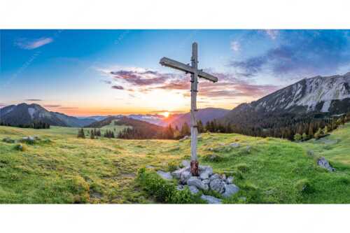 Blick von der Moosenalm in den Sonnenaufgang im Karwendelgebirge - Dankbarkeit III - Seitenverhältnis 2:1 - Feldkreuz an der Moosenalm im Karwendel - weitere Infos unter https://www.kriner-weiermann.de