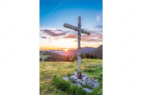 Blick von der Moosenalm in den Sonnenaufgang im Karwendelgebirge - Dankbarkeit III - Seitenverhältnis 2:3 - Feldkreuz an der Moosenalm im Karwendel - weitere Infos unter https://www.kriner-weiermann.de